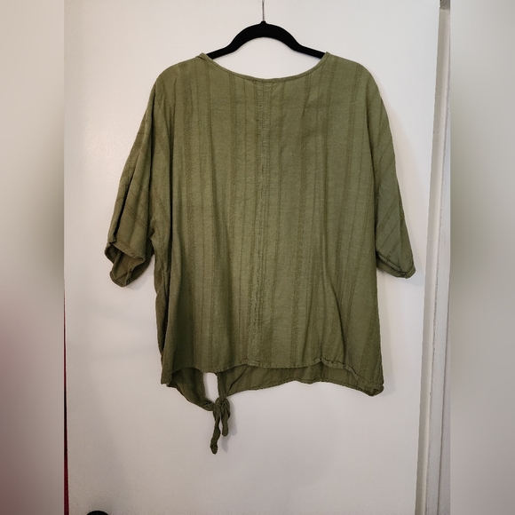 Green Top - Picture 3 of 3